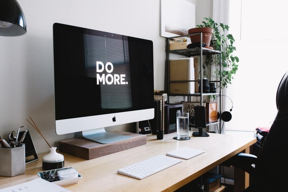 Darbo stalas su užrašu „Do more“