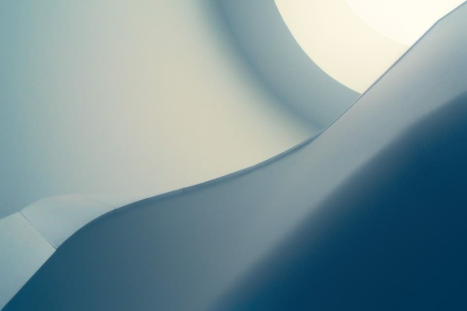 Minimalistiniai laiptai šviesoje